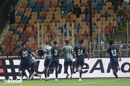 لاعب كرة قدم يرتدي قميص نادي إنبي