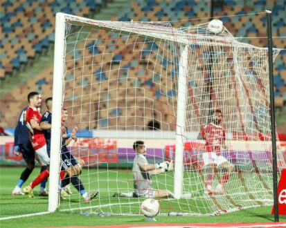 لاعبو كرة قدم يتفاوضون على أرض الملعب