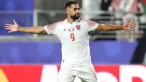 لاعب كرة القدم علي علوان يرتدي قميص السيلية القطري