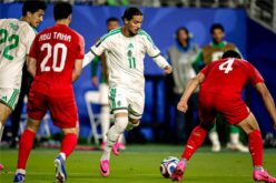 إبراهيم مازا لاعب منتخب الجزائر يحتفل بعد فوزه بجائزة رجل المباراة ضد الأردن في كأس العالم 2026