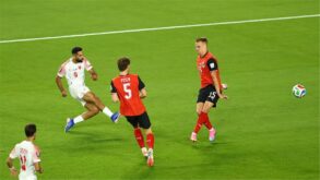 لاعب كرة القدم علي علوان يحتفل بتسجيل هدف التعادل للأردن أمام النمسا في كأس العالم 2026