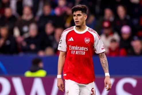 لاعب كرة القدم بيرو هينكابي يرتدي قميص أرسنال