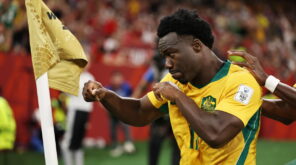 لاعب كرة القدم الأسترالي نيسوري إيرونكوندا يحتفل بتسجيل هدف في مرمى تركيا خلال مباراة بكأس العالم.