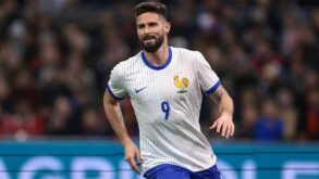 أيوب بوعدي نجم منتخب المغرب يراوغ في الملعب