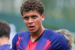 لاعب كرة قدم شاب يرتدي قميص برشلونة