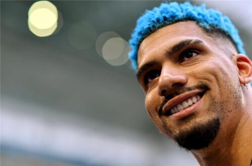 رونالد أراوخو لاعب برشلونة يرتدي قميص أوروغواي