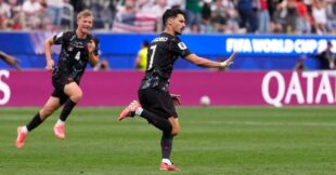 لاعب كندا ستيفن أوستاكيو يحتفل بتسجيل هدف الفوز في كأس العالم 2026