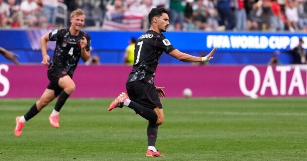 لاعب كندا ستيفن أوستاكيو يحتفل بتسجيل هدف الفوز في كأس العالم 2026
