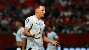 كريس وود نجم نيوزيلندا يتحدث للاعبين بعد مباراة كأس العالم ضد مصر