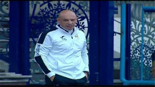 صورة للمدرب اليوناني تاكيس جونياس