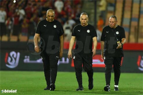 لاعبو منتخب مصر يحتفلون بهدف خلال مباراة في كأس العالم 2026