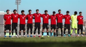 لاعبو منتخب مصر تحت 17 عامًا يحتفلون بهدف خلال مباراة في كأس العالم