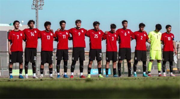 لاعبو منتخب مصر تحت 17 عامًا يحتفلون بهدف خلال مباراة في كأس العالم