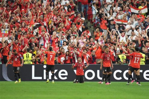 لاعبو منتخب مصر يحتفلون بهدف خلال مباراة في كأس العالم