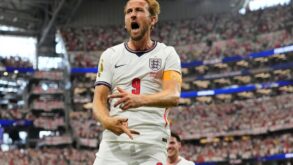 لاعب كرة القدم هاري كين يمسك بساقه اليسرى بعد مباراة إنجلترا وكرواتيا في كأس العالم 2026.