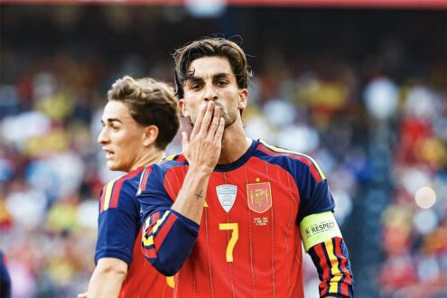 فيران توريس لاعب برشلونة يرتدي قميص المنتخب الإسباني