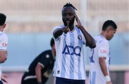 لاعب بيراميدز فيستون ماييلي يركض بالكرة