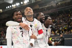 لاعبو منتخبي غانا وبنما في أرض الملعب خلال مباراة بكأس العالم