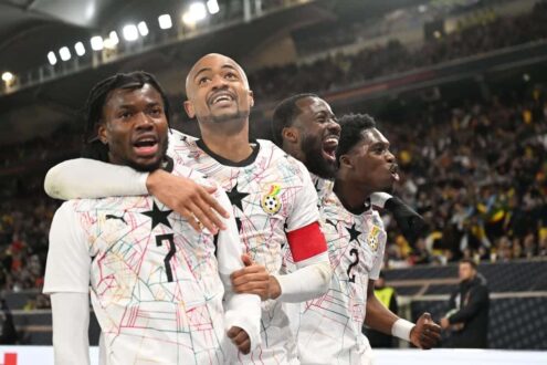 لاعبو منتخبي غانا وبنما في أرض الملعب خلال مباراة بكأس العالم