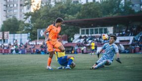 صورة للاعب حمزة عبد الكريم بقميص برشلونة