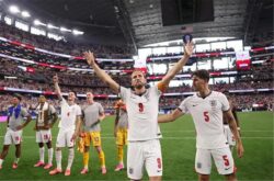 لاعب كرة القدم هاري كين يرتدي قميص منتخب إنجلترا