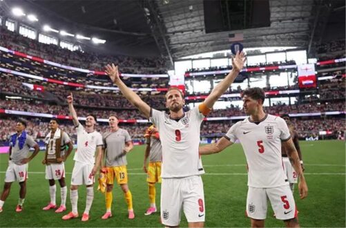 لاعب كرة القدم هاري كين يرتدي قميص منتخب إنجلترا
