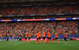 ملعب كأس العالم 2026 مع سماء عاصفة