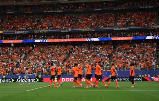 ملعب كأس العالم 2026 مع سماء عاصفة