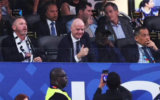 جياني إنفانتينو يتحدث مع لاعبي منتخب إيران في غرفة الملابس