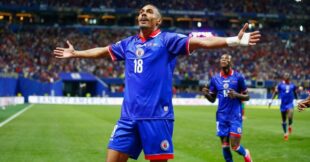 لاعب منتخب هايتي ويلسون إيسيدور يحتفل بتسجيل هدف رائع