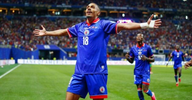 لاعب منتخب هايتي ويلسون إيسيدور يحتفل بتسجيل هدف رائع