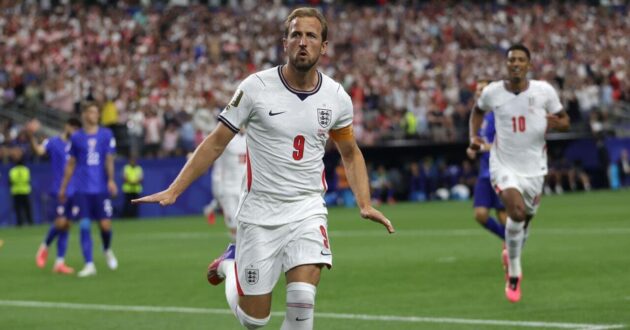 جود بيلينغهام وهاري كين يحتفلان بهدف للمنتخب الإنجليزي