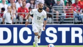 محمد صلاح يرتدي قميص يوفنتوس مع لوتشيانو سباليتي
