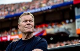 رونالد كومان، مدرب منتخب هولندا، يتحدث في مؤتمر صحفي