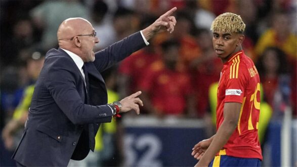 لاعب كرة القدم لامين يامال يرتدي قميص منتخب إسبانيا