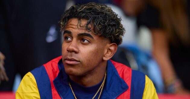 لاعب كرة القدم الإسباني لامين جمال يركض بالكرة