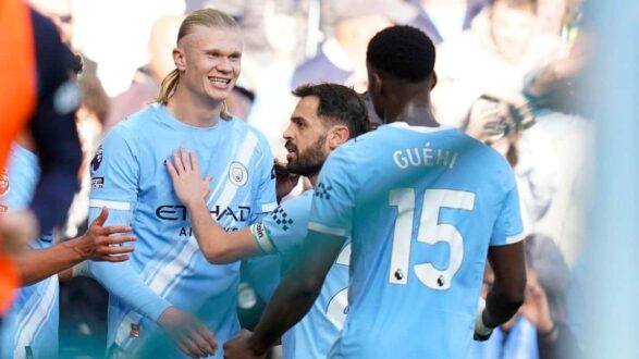 ملعب الاتحاد الخاص بمانشستر سيتي مع شعار النادي