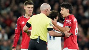 لاعب مانشستر يونايتد مانويل أوجارتي يتعرض للإصابة خلال مباراة في كأس العالم