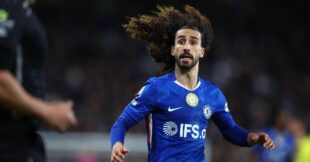 لاعب كرة القدم مارك كوكوريلا يرتدي قميص ريال مدريد