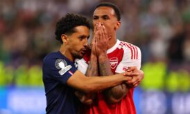 ماركينيوس يواسي جابرييل بعد إهداره ركلة الترجيح في نهائي دوري أبطال أوروبا