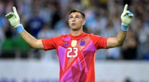 إيميليانو مارتينيز حارس مرمى منتخب الأرجنتين يمسك بالكرة
