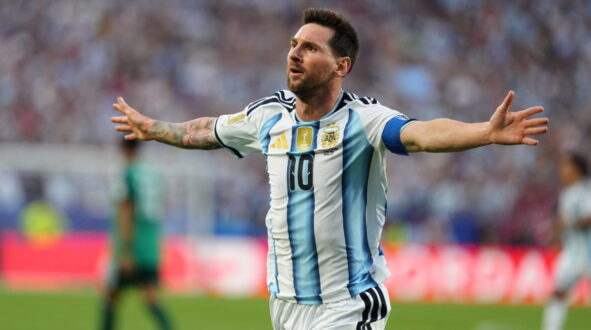 ليونيل ميسي يحتفل بتسجيل هدف في مباراة الأرجنتين ضد الجزائر بكأس العالم 2026