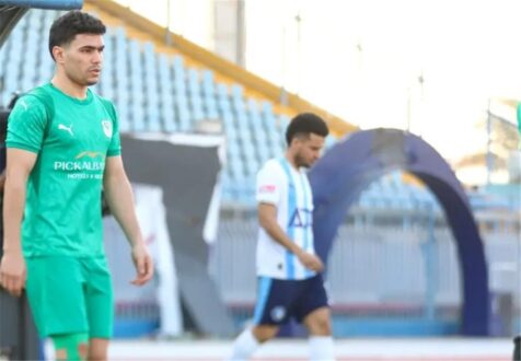 لاعب كرة القدم محمد مخلوف يرتدي قميص فريق المصري