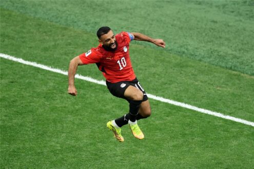 محمد صلاح نجم كرة القدم المصري يرتدي قميص ليفربول