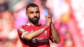 صورة للنجم المصري محمد صلاح يرتدي قميص ليفربول