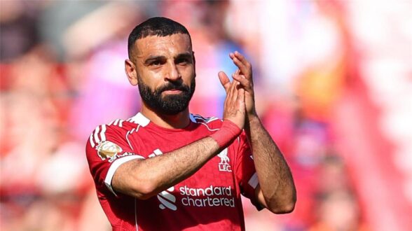 صورة للنجم المصري محمد صلاح يرتدي قميص ليفربول