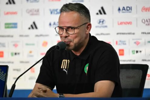 مدرب منتخب المغرب محمد وهبي يتحدث في مؤتمر صحفي قبل مباراة البرازيل في كأس العالم 2026