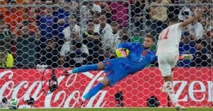 لاعبو منتخب المغرب يحتفلون بالتأهل بعد الفوز على هولندا بركلات الترجيح في كأس العالم 2026