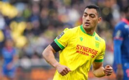 صورة للاعب كرة القدم المصري مصطفى محمد يرتدي قميص نادي نانت الفرنسي