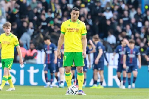 صورة للاعب كرة القدم المصري مصطفى محمد يرتدي قميص نادي نانت الفرنسي